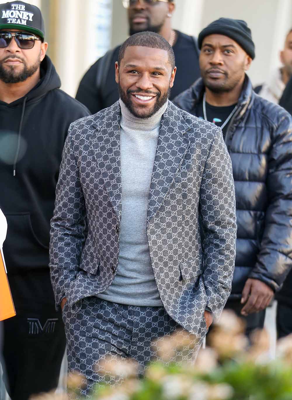 Floyd Mayweather gives K to homeless people in L.A.