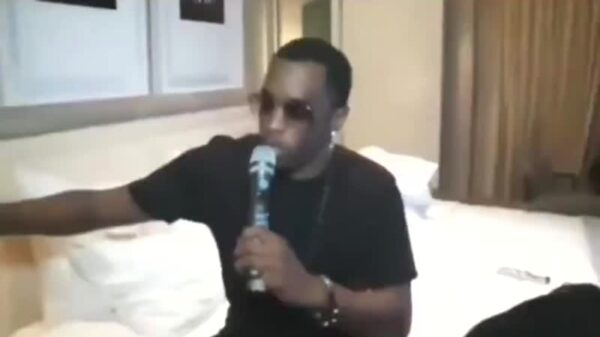 Diddy told Kevin Hart “Don’t Get Too Close To The Bed” Why Yall Think He Said That ?