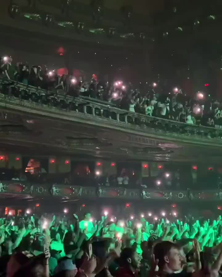 The crowd at Gunna’s concert had the balcony shaking when he performed “F*kumean”.