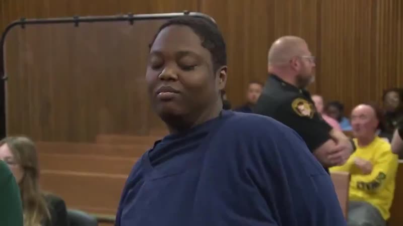 Woman who is accused of killing a 3-year-old boy in a grocery store parking lot in Cleveland smirks in court