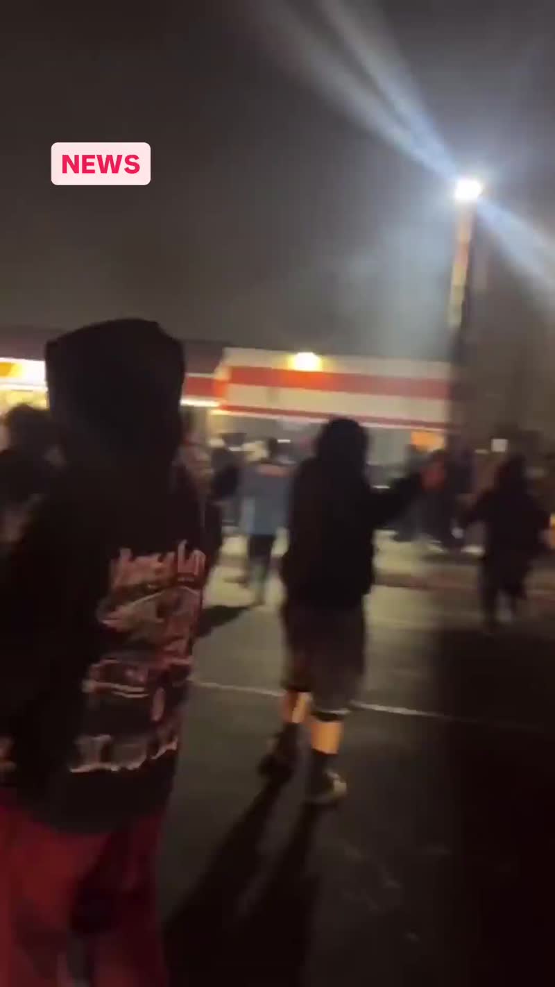 AutoZone Got Broken Into & Looted By Over 50 People During A Street Takeover In Los Angeles, CA