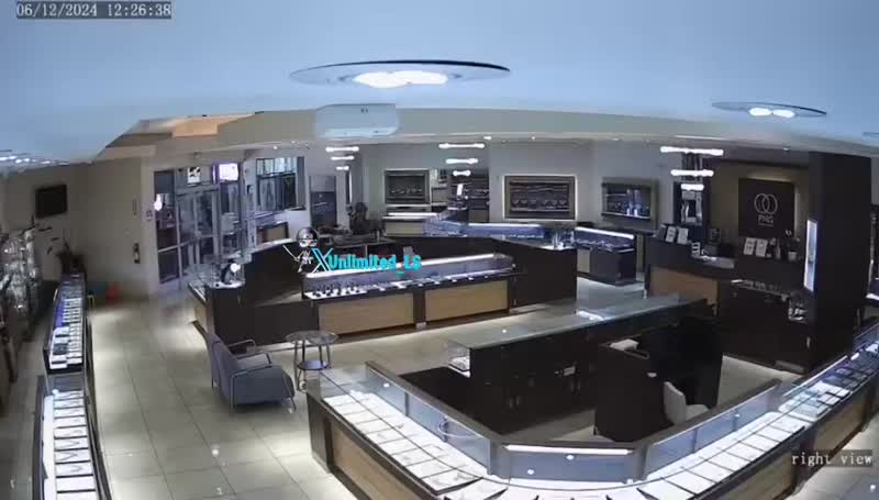 20-person smash-and-grab robbery at a jewelry store