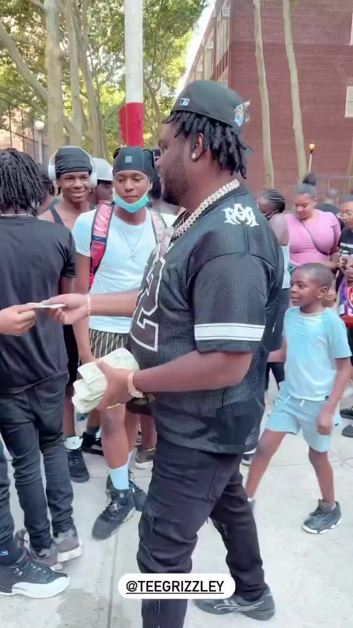 Tee Grizzley handing out bread in the trenches