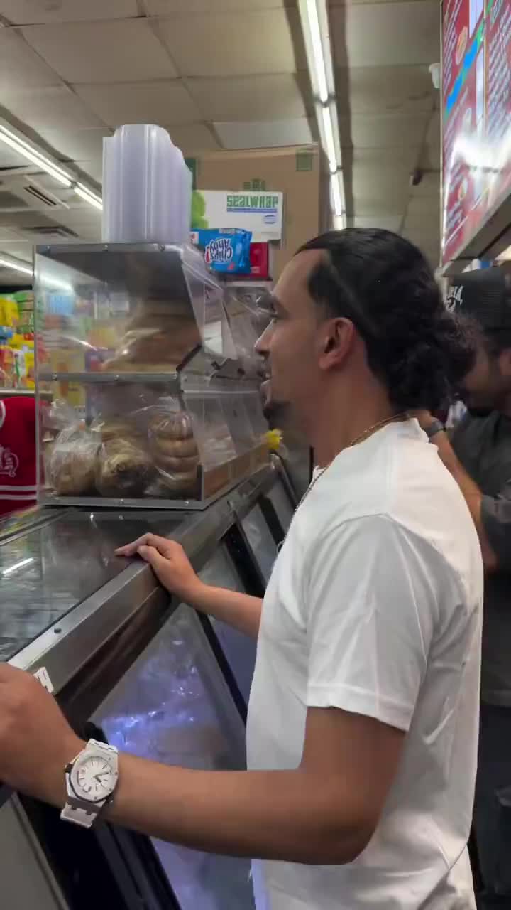 Moneybagg Yo ordering a chopped cheese in NYC