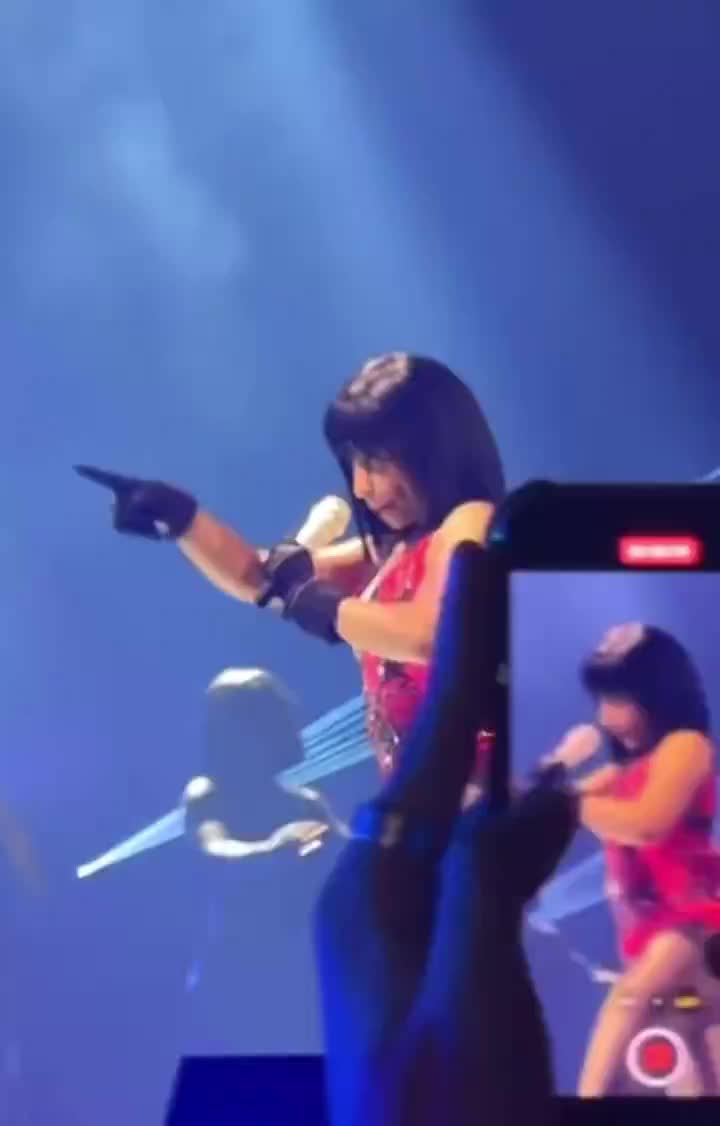 Nicki Minaj snatched the mic from her dancer after she sang “The Night Is Still Young” in #GagCityParis