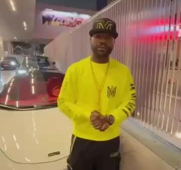 Floyd Mayweather shows off 3 brand new cars he bought in 1 day