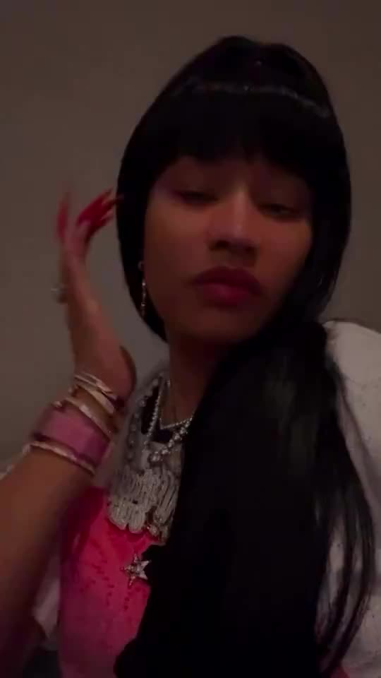 Nicki Minaj vibing to an unreleased song with David Guetta