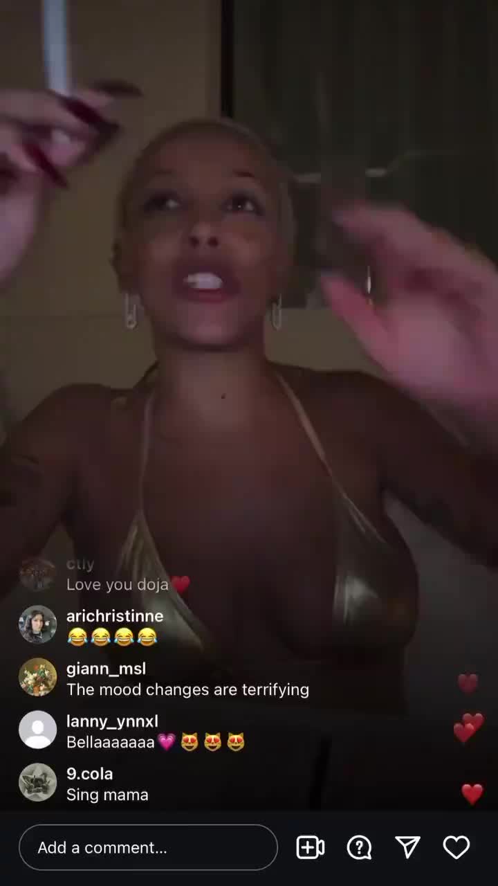 Doja Cat was flashed while on IG live