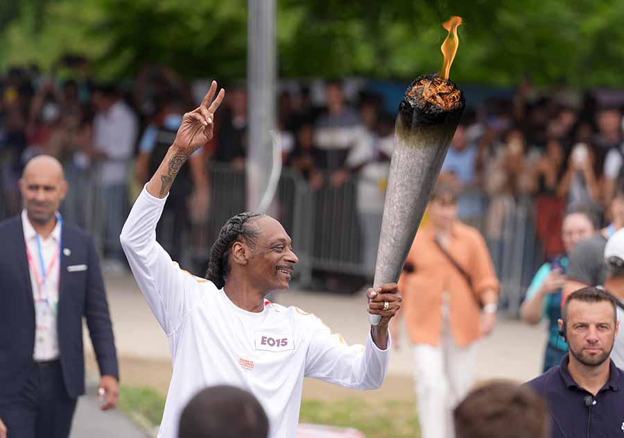 Snoop Dogg carries Olympic torch before 2024 Paris Olympics