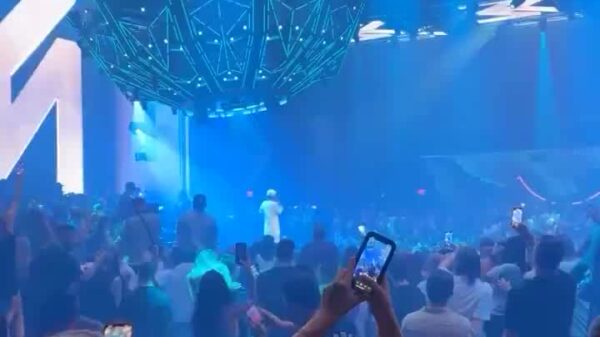 Lil Wayne rapping “Not Like Us” while performing “The Motto” in Vegas last night