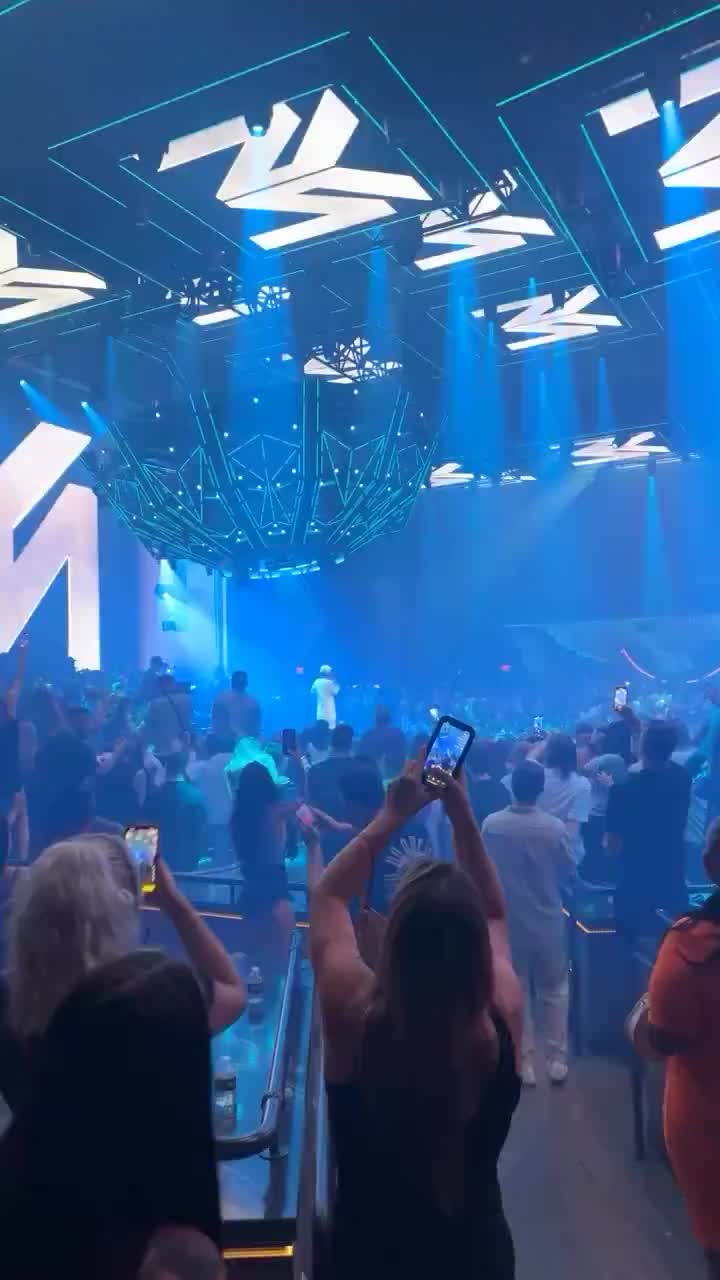 Lil Wayne rapping “Not Like Us” while performing “The Motto” in Vegas last night