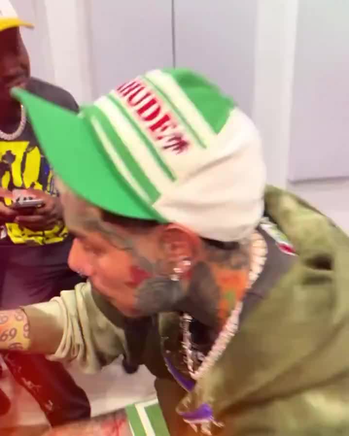 6ix9ine returns with new music.. 6ix9ine returns with new music..
