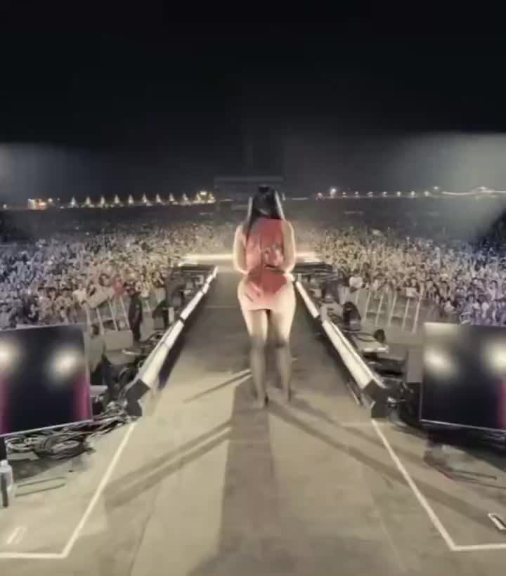 Nicki Minaj saying goodbye to her HISTORIC crowd of 220,000.