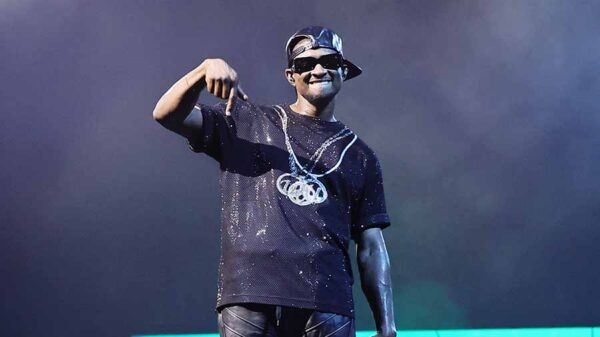 Fans accuse Usher of using a body double on stage