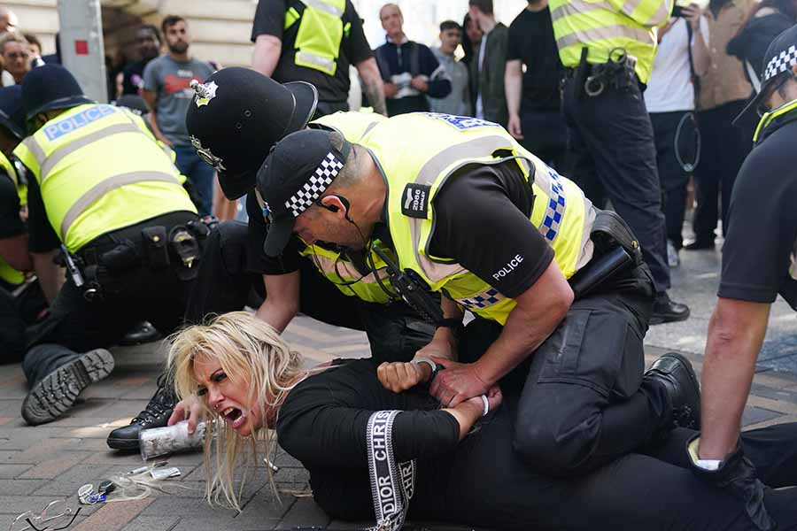 UK rioters stop drivers to ask their skin color: ‘Are you white?’