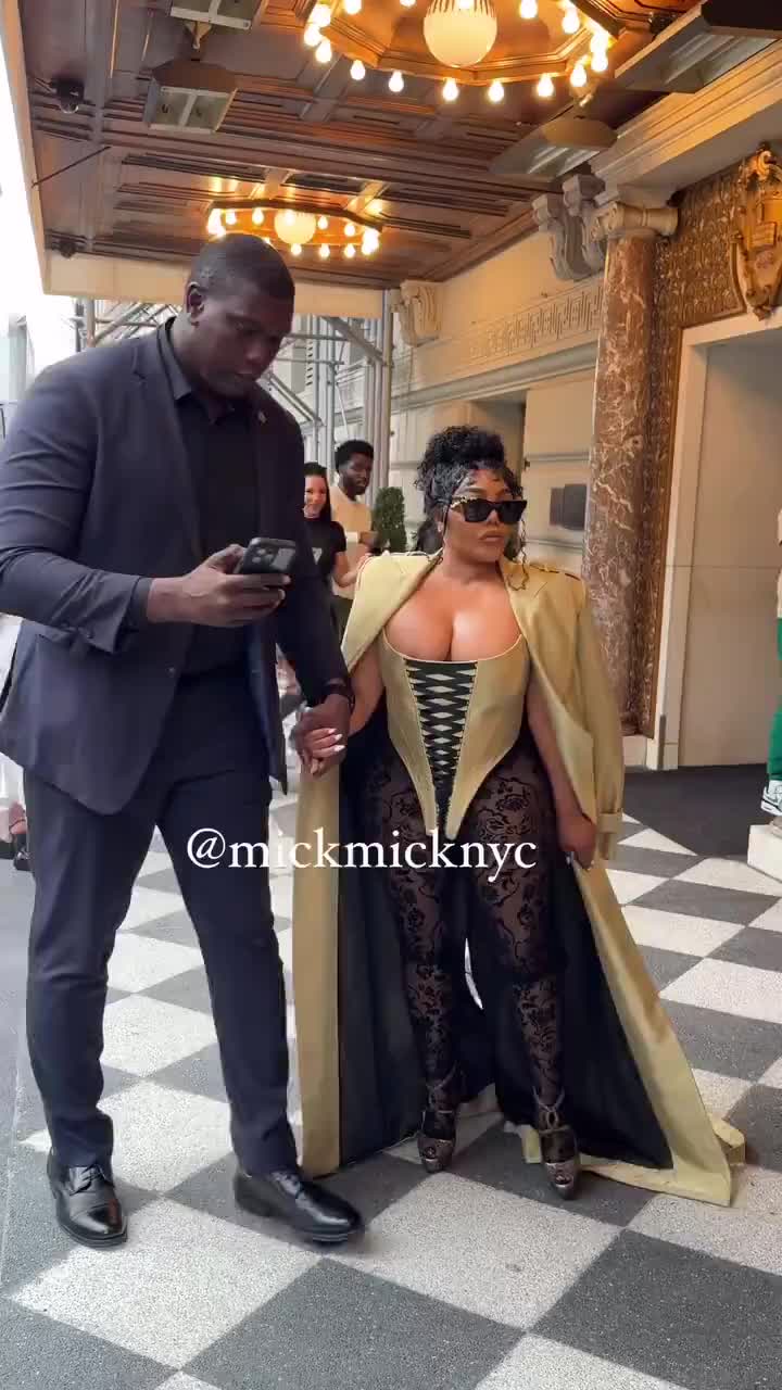 Lil’ Kim Attends The Christian Siriano RTW Fashion Show, NYC