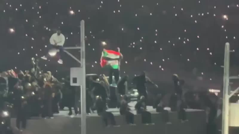 Kendrick Lamar’s backup dancer gets tackled on stage by security for waving a Sudan / Palestine flag