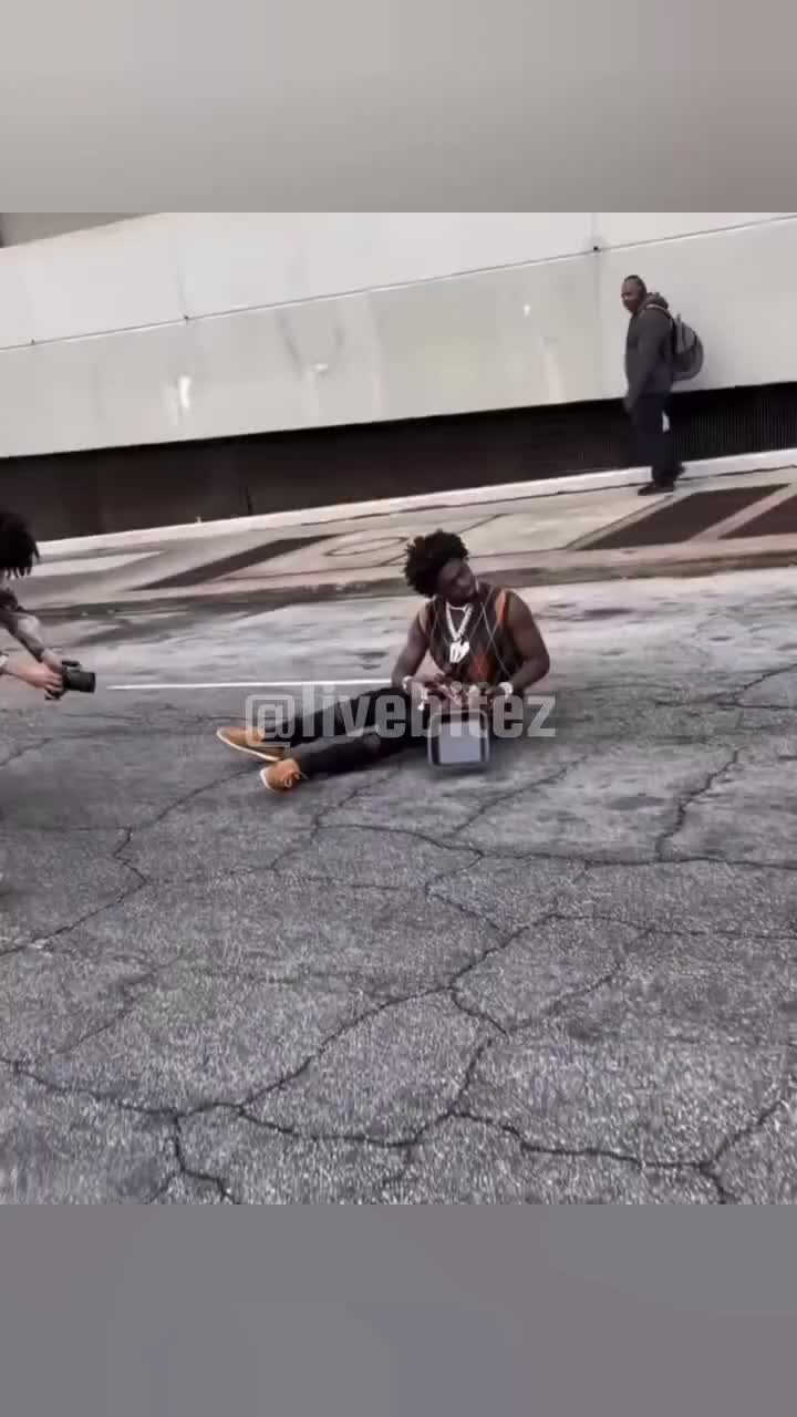 Kodak Black was spotted sitting in the middle of the road eating chicken