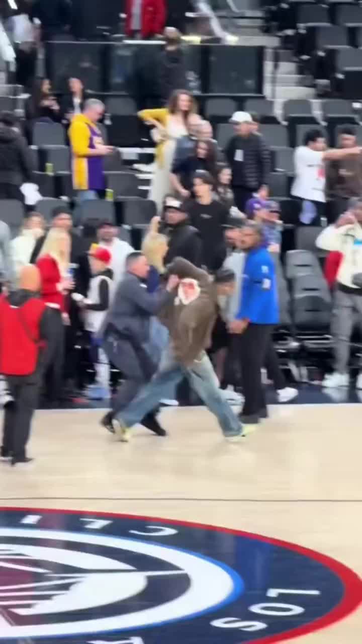 NBA security didn't recognize Travis Scott and grabbed him by his jacket at the Lakers vs Clippers game